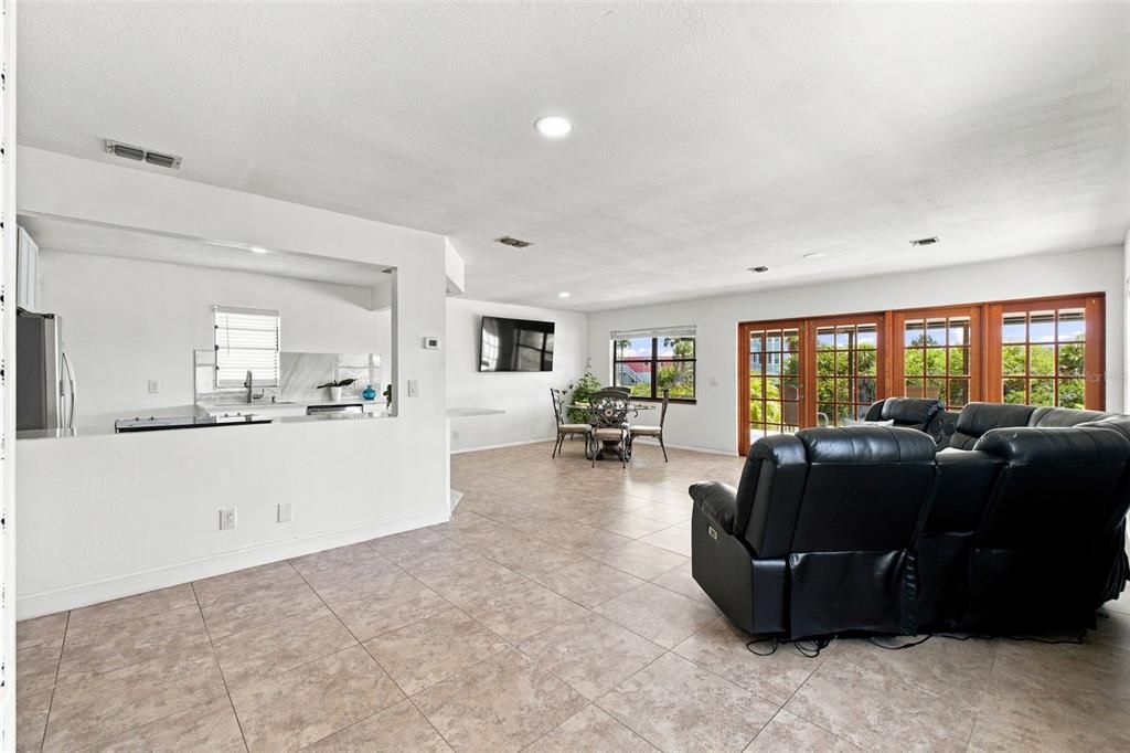For Sale: $465,000 (3 beds, 3 baths, 1560 Square Feet)