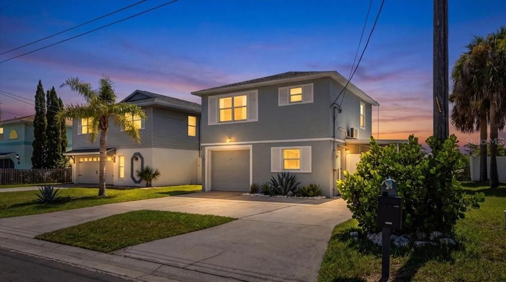 For Sale: $465,000 (3 beds, 3 baths, 1560 Square Feet)
