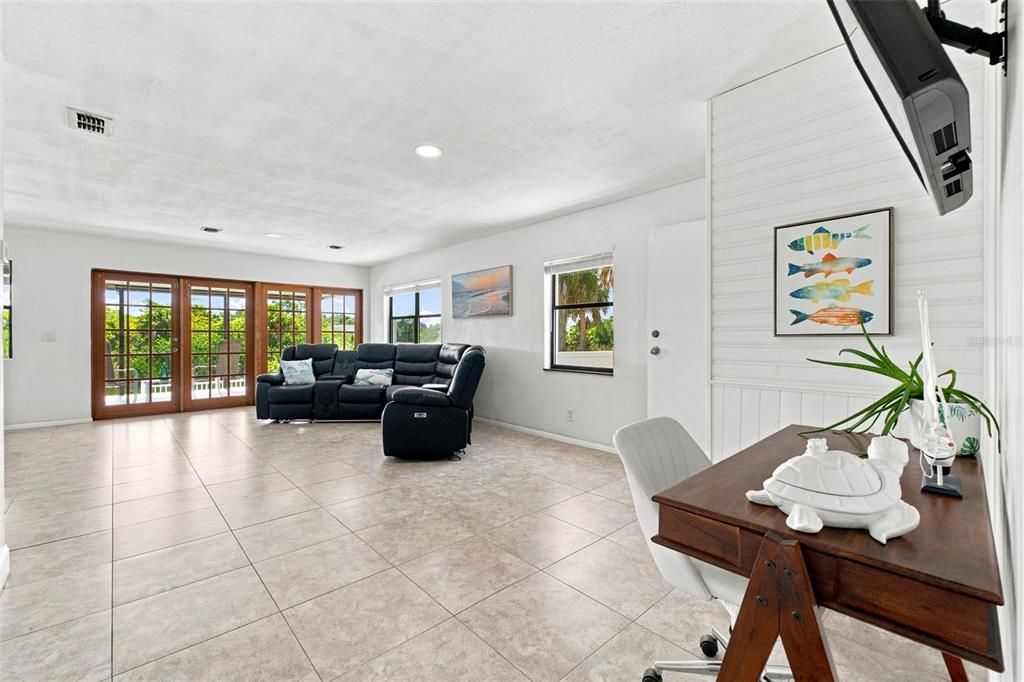 For Sale: $465,000 (3 beds, 3 baths, 1560 Square Feet)
