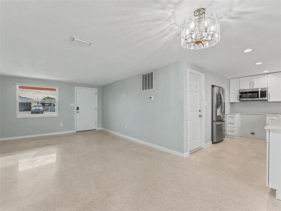 For Sale: $325,000 (2 beds, 1 baths, 964 Square Feet)