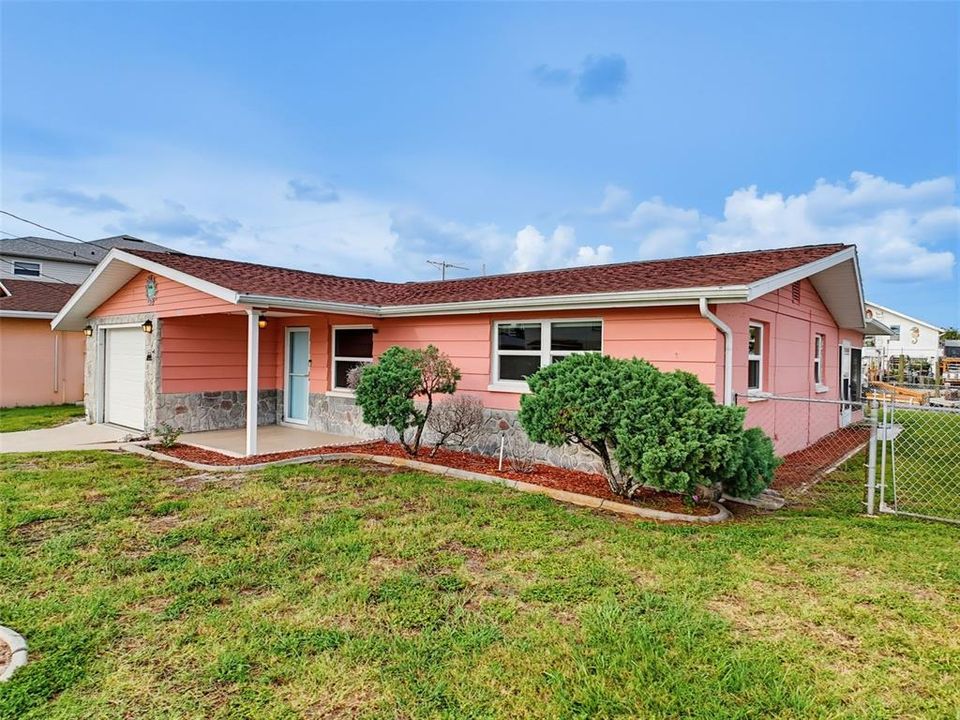 For Sale: $325,000 (2 beds, 1 baths, 964 Square Feet)