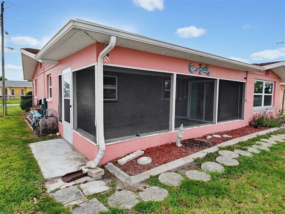 For Sale: $325,000 (2 beds, 1 baths, 964 Square Feet)