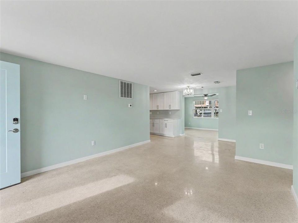 For Sale: $325,000 (2 beds, 1 baths, 964 Square Feet)