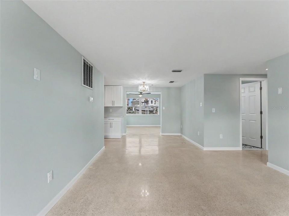 For Sale: $325,000 (2 beds, 1 baths, 964 Square Feet)