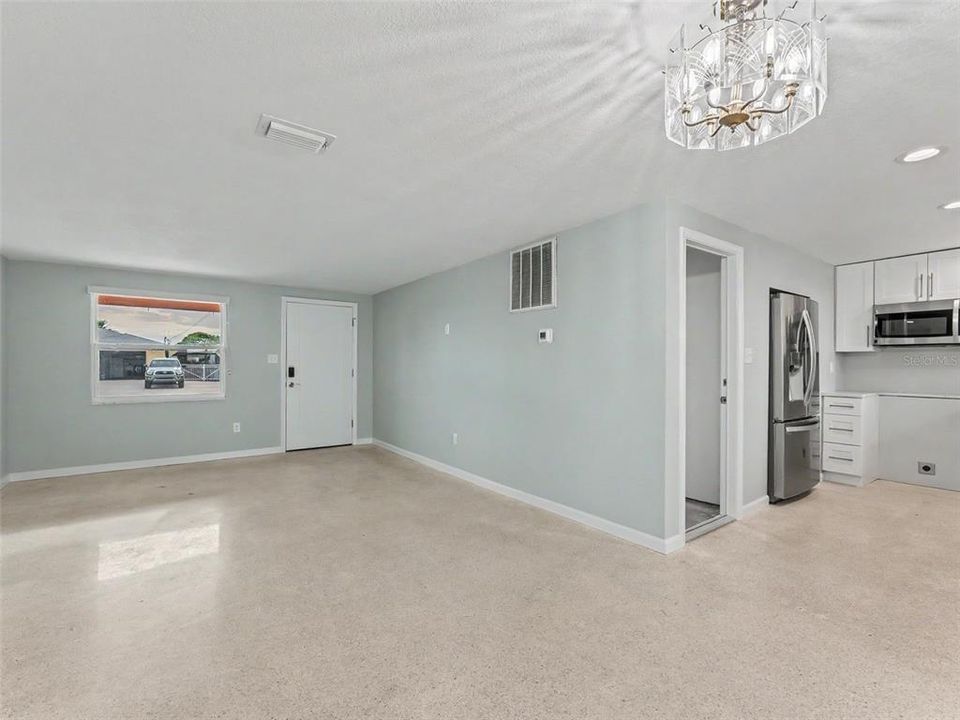 For Sale: $325,000 (2 beds, 1 baths, 964 Square Feet)