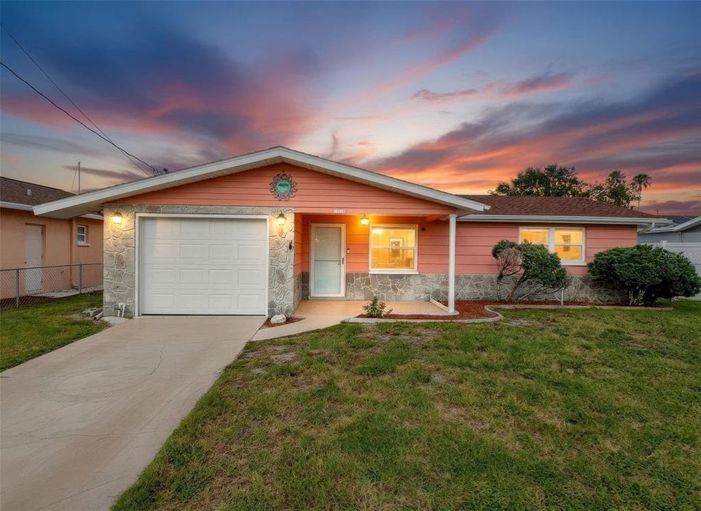 For Sale: $325,000 (2 beds, 1 baths, 964 Square Feet)