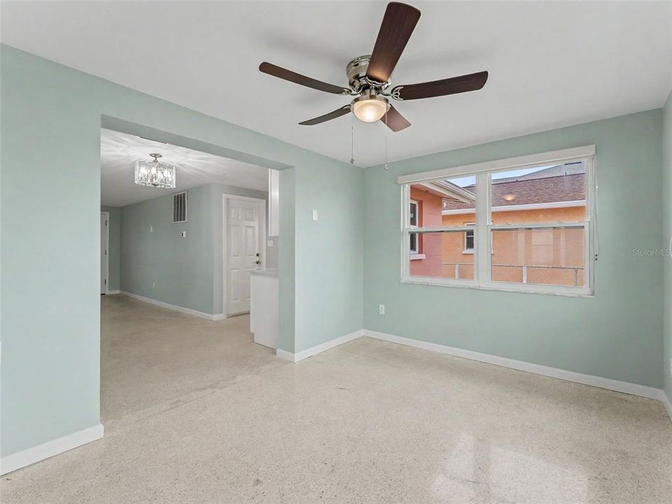 For Sale: $325,000 (2 beds, 1 baths, 964 Square Feet)