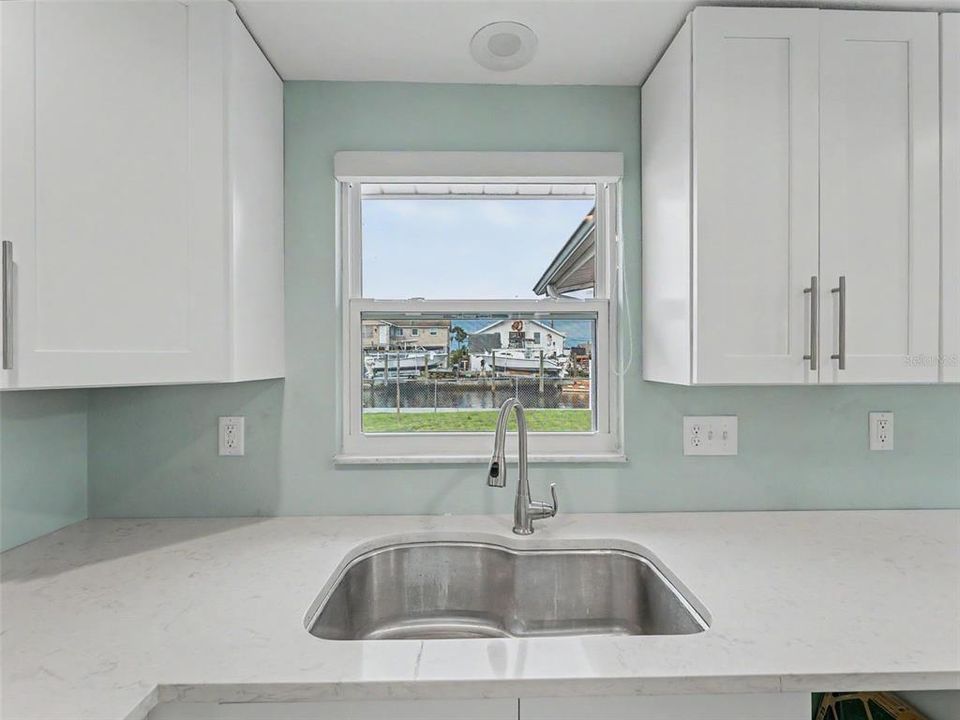 For Sale: $325,000 (2 beds, 1 baths, 964 Square Feet)