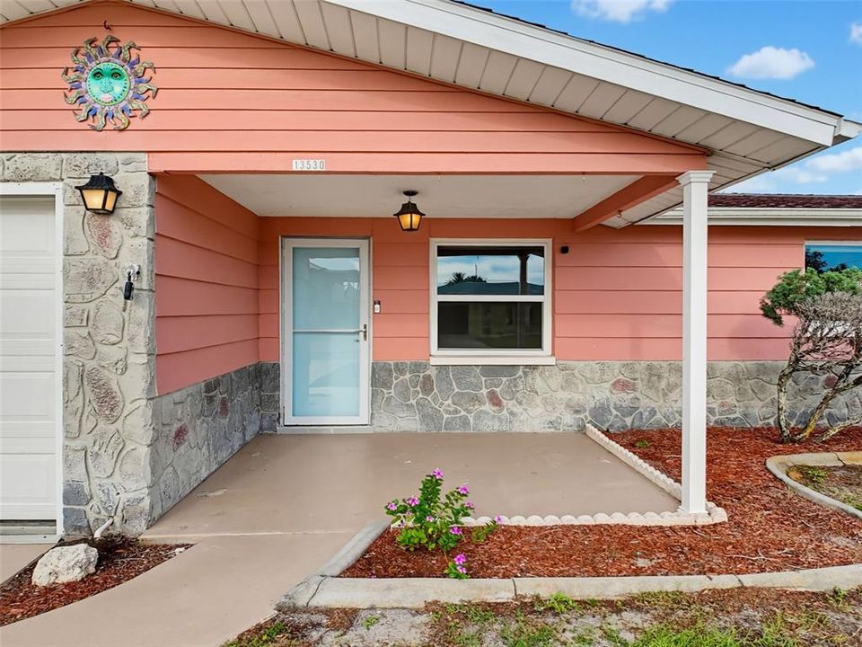 For Sale: $325,000 (2 beds, 1 baths, 964 Square Feet)