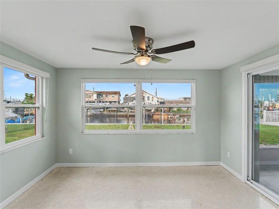 For Sale: $325,000 (2 beds, 1 baths, 964 Square Feet)