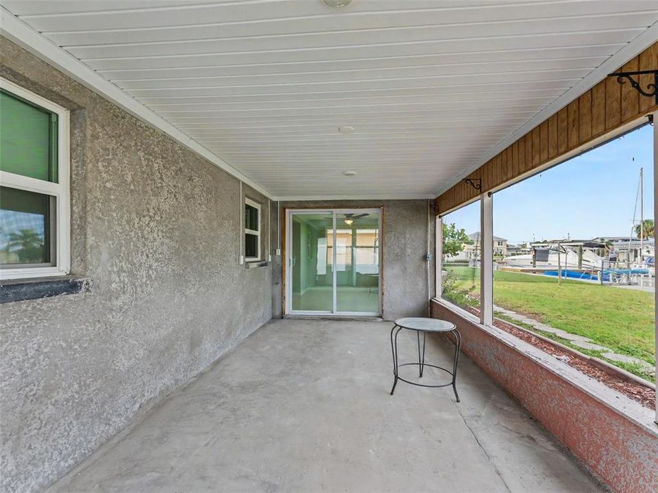 For Sale: $325,000 (2 beds, 1 baths, 964 Square Feet)