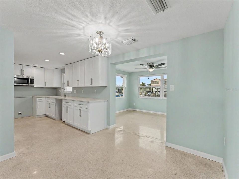 For Sale: $325,000 (2 beds, 1 baths, 964 Square Feet)