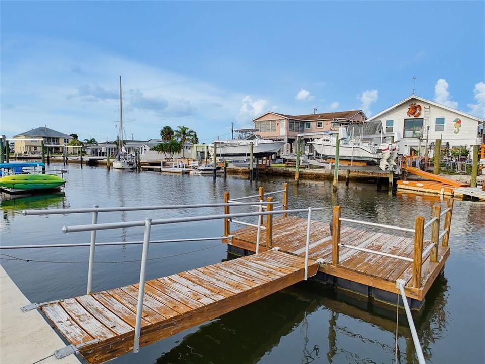 For Sale: $325,000 (2 beds, 1 baths, 964 Square Feet)
