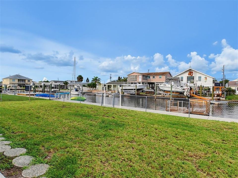 For Sale: $325,000 (2 beds, 1 baths, 964 Square Feet)