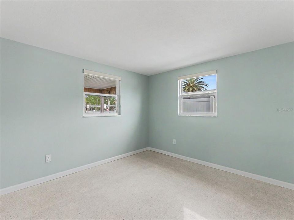 For Sale: $325,000 (2 beds, 1 baths, 964 Square Feet)