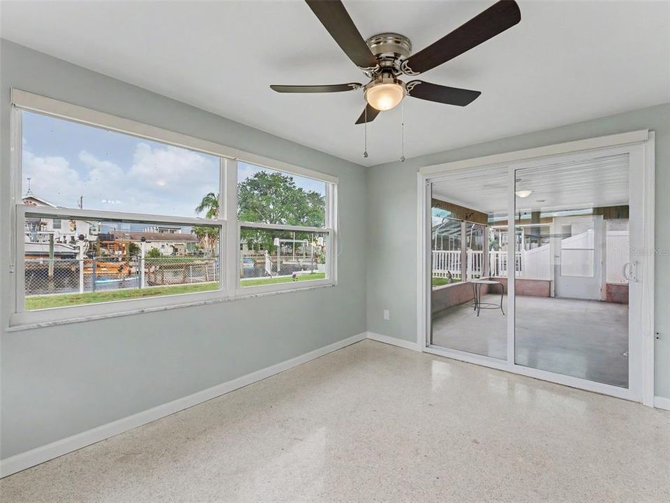 For Sale: $325,000 (2 beds, 1 baths, 964 Square Feet)