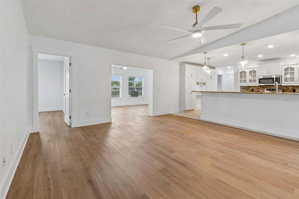 На продажу: $599,900 (4 спален, 2 ванн, 2165 Квадратных фут)