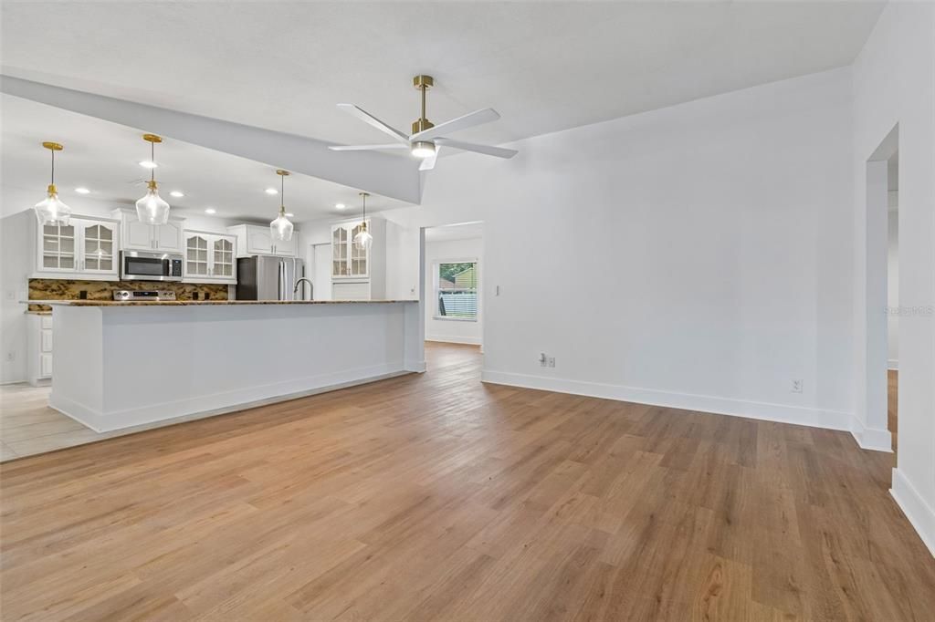 На продажу: $599,900 (4 спален, 2 ванн, 2165 Квадратных фут)