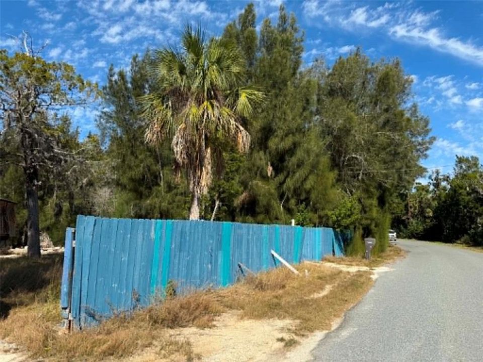 En Venta: $299,900 (0.90 acres)