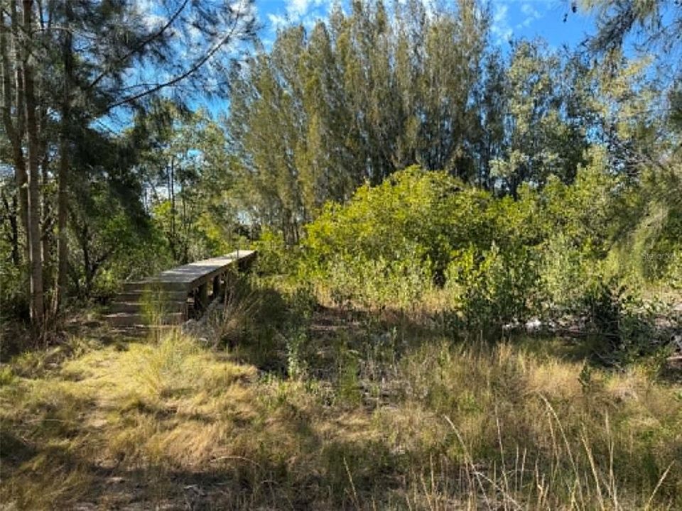 En Venta: $299,900 (0.90 acres)