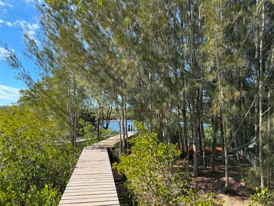 En Venta: $299,900 (0.90 acres)