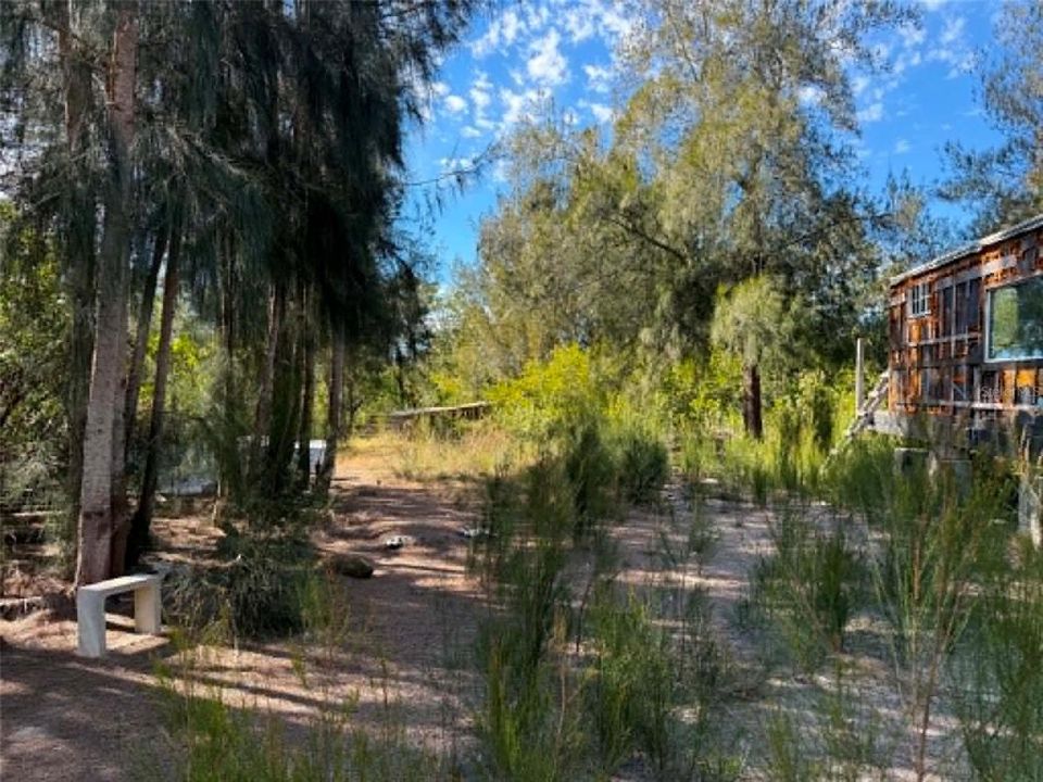 En Venta: $299,900 (0.90 acres)