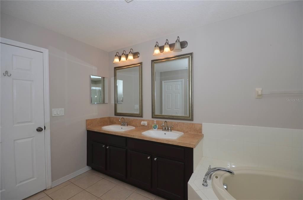 For Rent: $3,550 (4 beds, 2 baths, 2384 Square Feet)