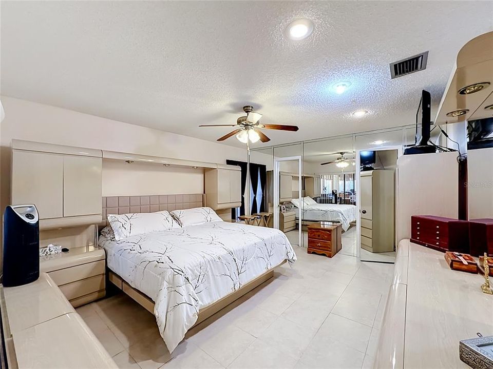 For Sale: $420,000 (2 beds, 2 baths, 1565 Square Feet)