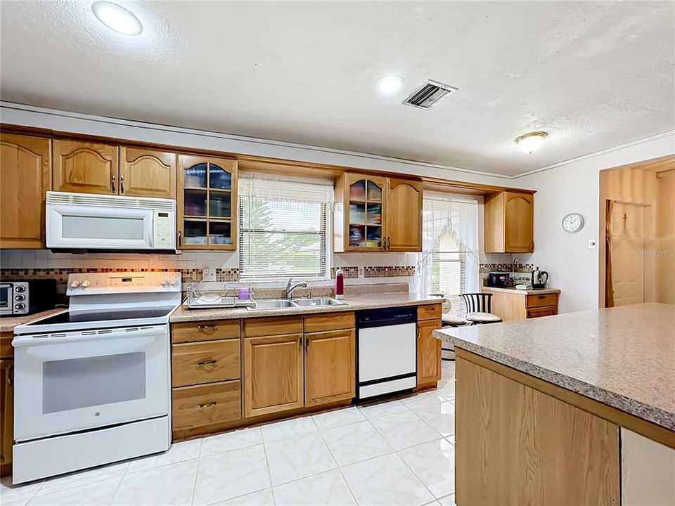 For Sale: $420,000 (2 beds, 2 baths, 1565 Square Feet)