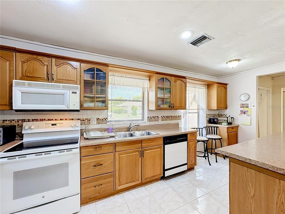 For Sale: $420,000 (2 beds, 2 baths, 1565 Square Feet)