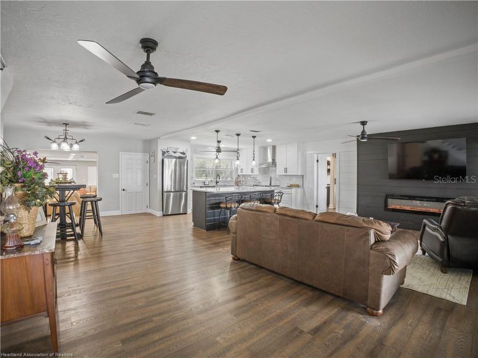 Activo con contrato: $829,900 (4 camas, 3 baños, 3000 Pies cuadrados)