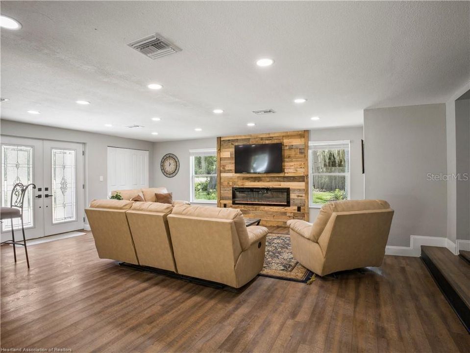 Activo con contrato: $829,900 (4 camas, 3 baños, 3000 Pies cuadrados)