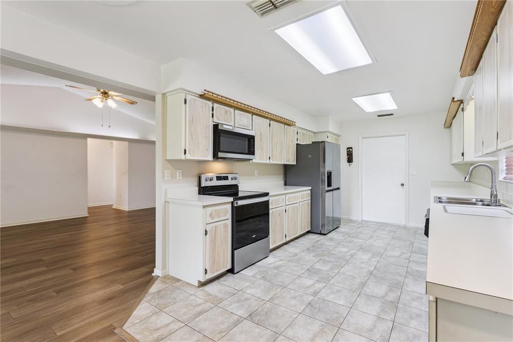 For Sale: $267,000 (2 beds, 2 baths, 1528 Square Feet)