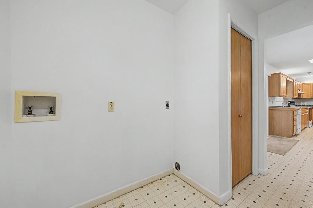 Под контрактом: $375,000 (3 спален, 2 ванн, 1860 Квадратных фут)