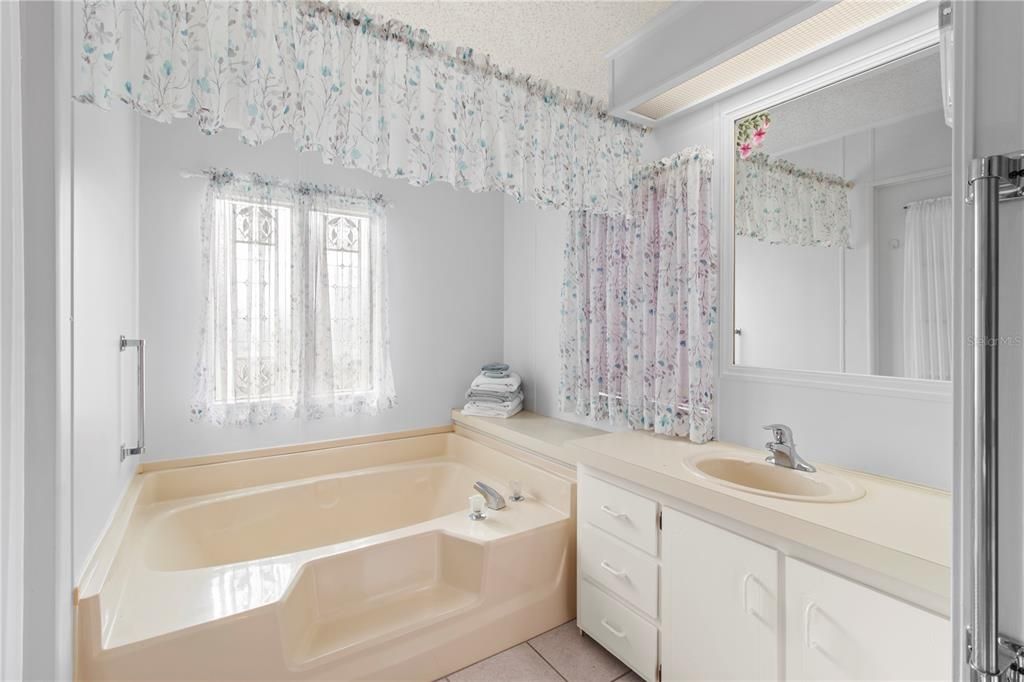 Active With Contract: $214,900 (2 beds, 2 baths, 1504 Square Feet)