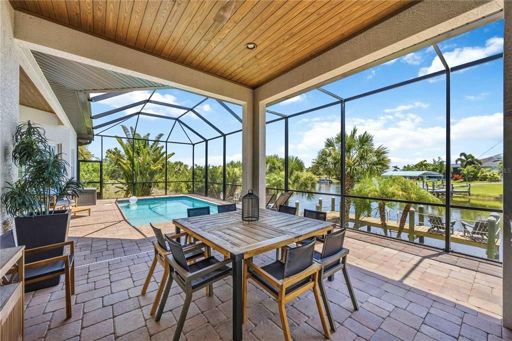 En Venta: $889,000 (3 camas, 2 baños, 2390 Pies cuadrados)