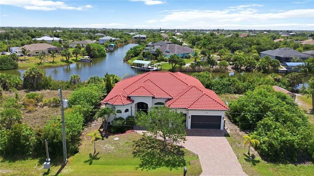 En Venta: $889,000 (3 camas, 2 baños, 2390 Pies cuadrados)