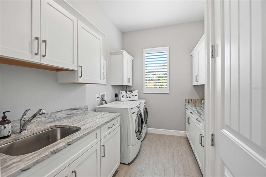 En Venta: $889,000 (3 camas, 2 baños, 2390 Pies cuadrados)