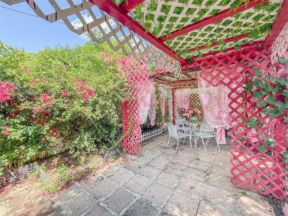 For Sale: $185,000 (2 beds, 1 baths, 945 Square Feet)