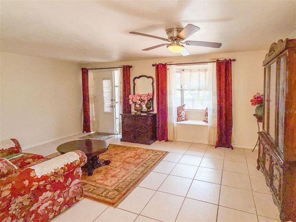 For Sale: $185,000 (2 beds, 1 baths, 945 Square Feet)