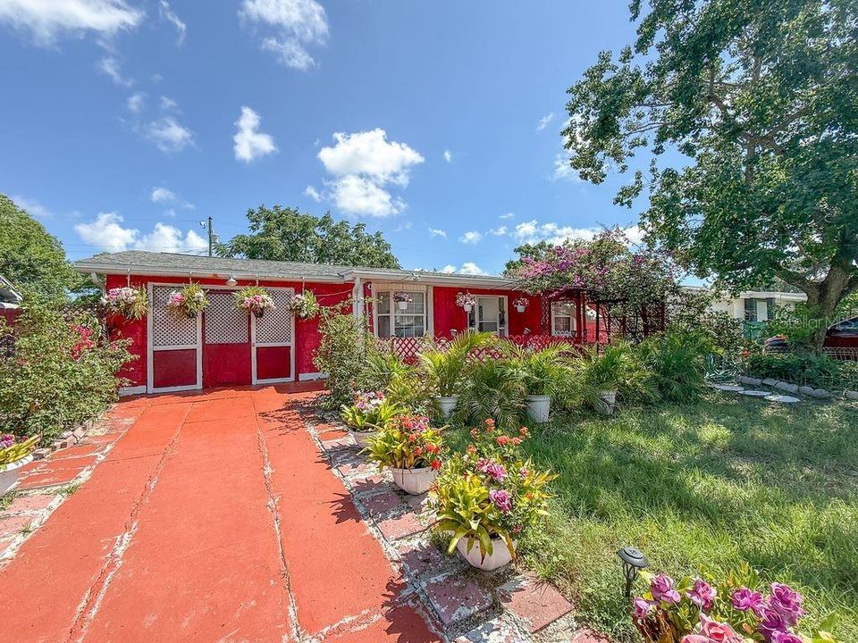 For Sale: $185,000 (2 beds, 1 baths, 945 Square Feet)