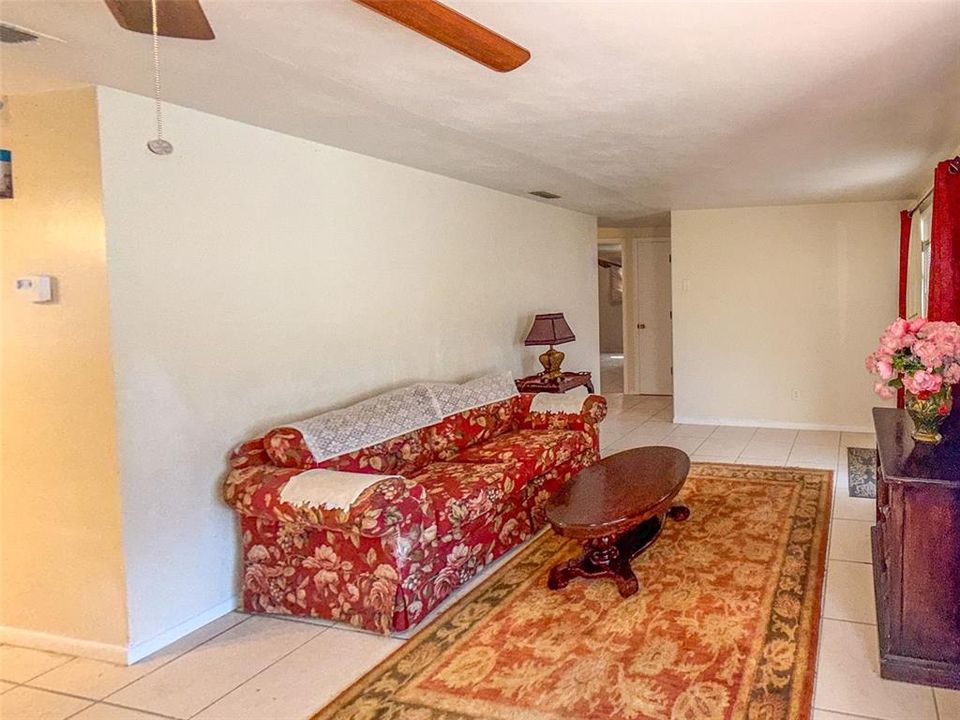 For Sale: $185,000 (2 beds, 1 baths, 945 Square Feet)