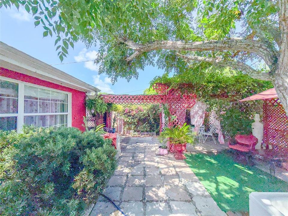 For Sale: $185,000 (2 beds, 1 baths, 945 Square Feet)