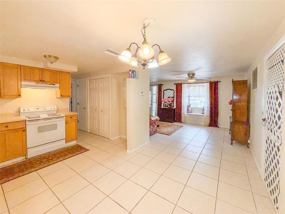 For Sale: $185,000 (2 beds, 1 baths, 945 Square Feet)