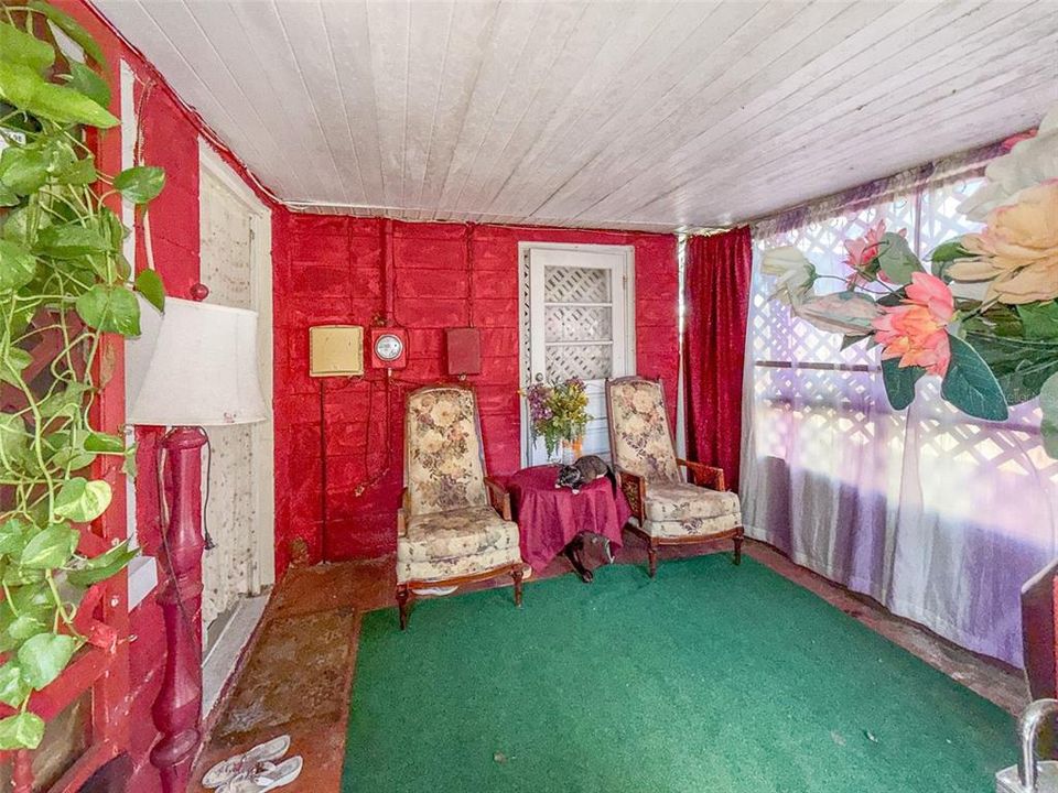 For Sale: $185,000 (2 beds, 1 baths, 945 Square Feet)