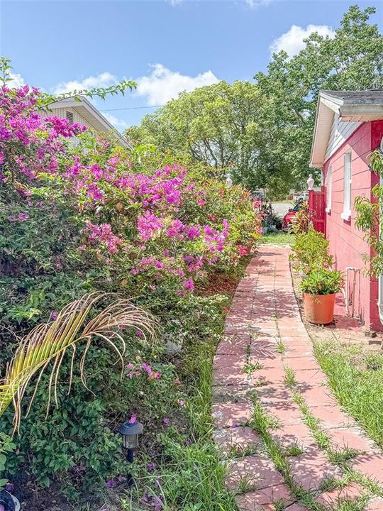 For Sale: $185,000 (2 beds, 1 baths, 945 Square Feet)