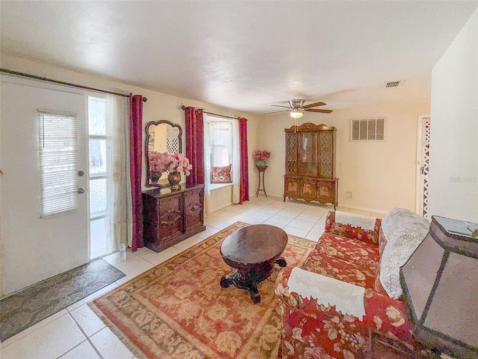 For Sale: $185,000 (2 beds, 1 baths, 945 Square Feet)
