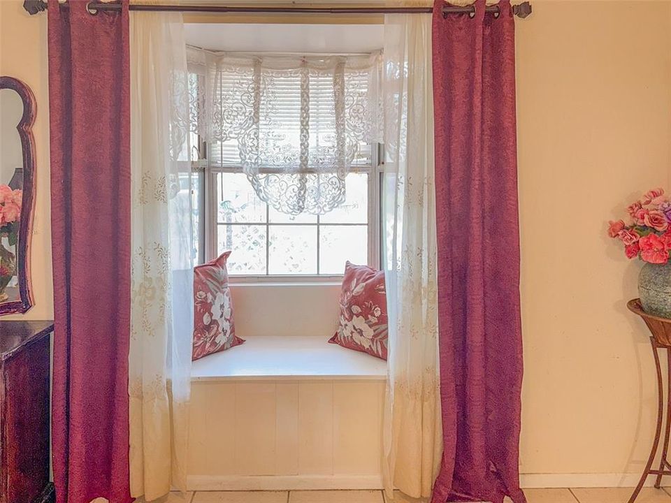 For Sale: $185,000 (2 beds, 1 baths, 945 Square Feet)