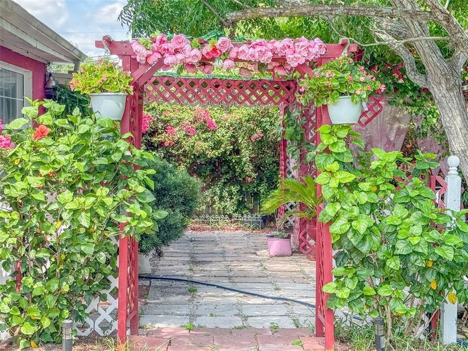 For Sale: $185,000 (2 beds, 1 baths, 945 Square Feet)