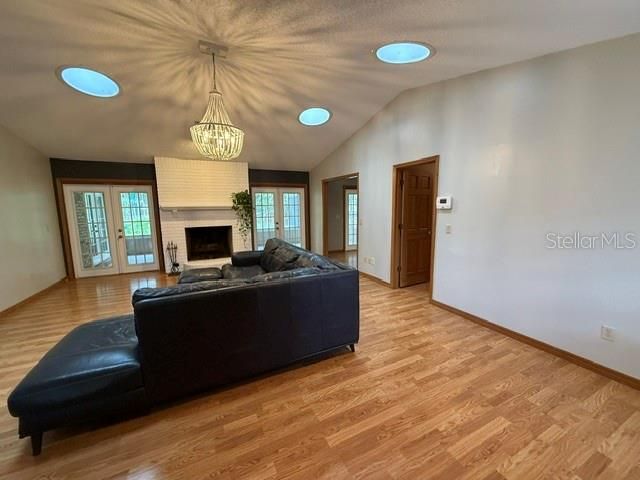 En Venta: $599,900 (4 camas, 3 baños, 2389 Pies cuadrados)